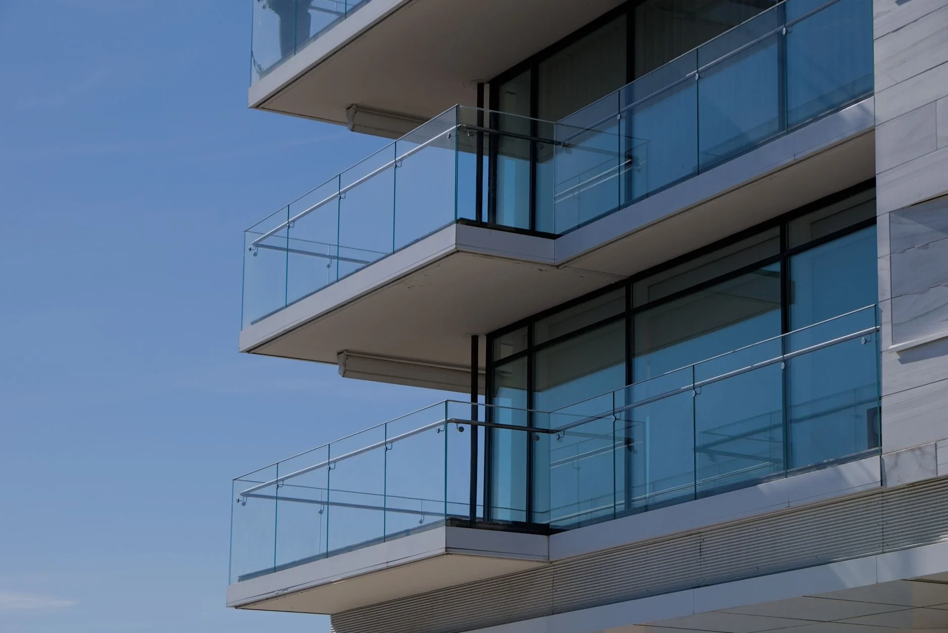 Çağdaş yapıda cephe ve balkon detayları
